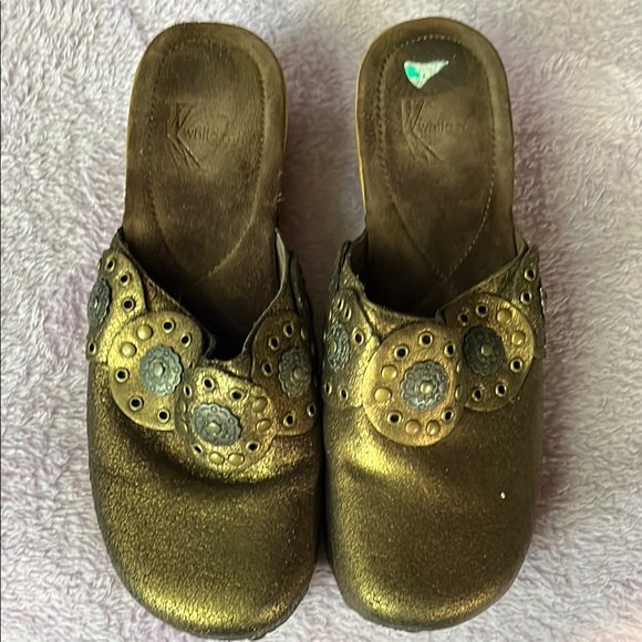 Bronze Studded White Mountain Mules & Clogs - Picture 5 of 7